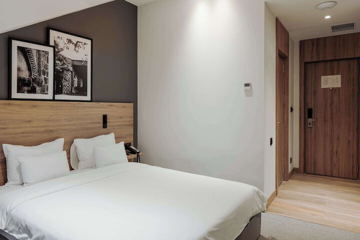 Room 9 of 92