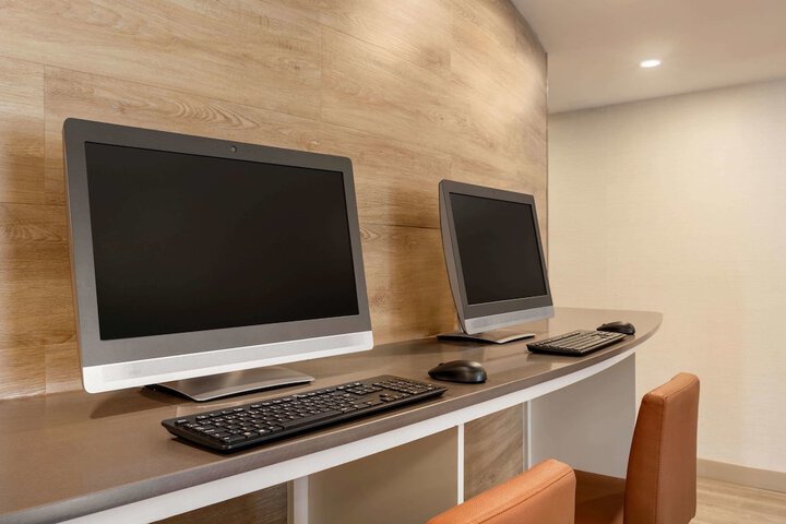 Business Center 32 of 35