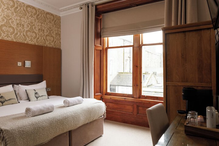 Room 4 of 8