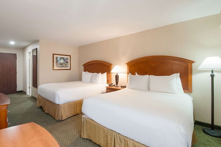 2 Queen Beds High Speed Internet Accessible Microwave and Refrigerator, Coffee Maker Iron and Ironing Board Hairdryer Continental Breakfast (3 of 5)