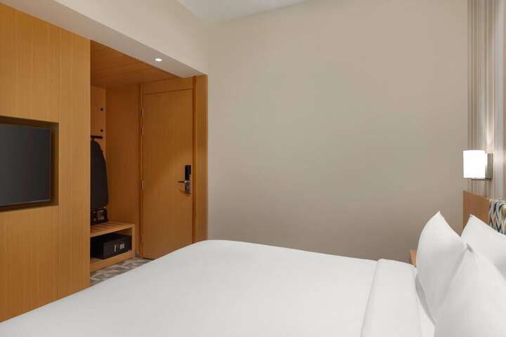Room 11 of 33