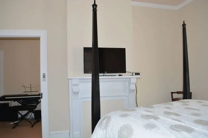 Room 10 of 12
