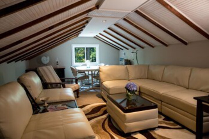 Lounge 35 of 111