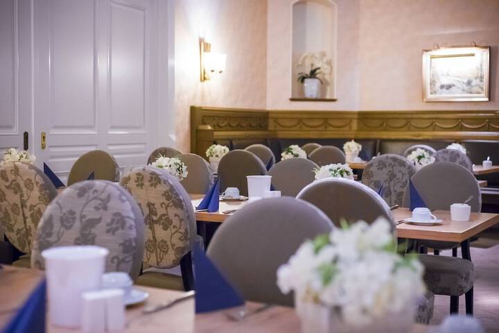 Ballroom/Hall 50 of 79