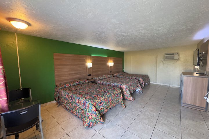 Room 6 of 18