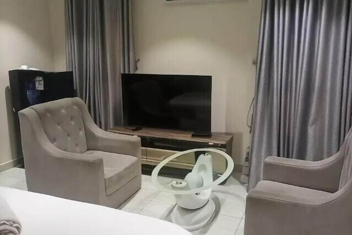 Room 9 of 18