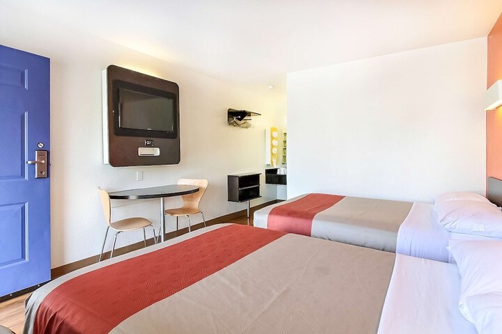 Double Accessible Queen Size Bed (4 of 5)