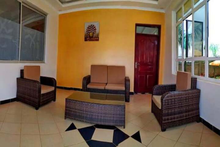 Lounge 18 of 25