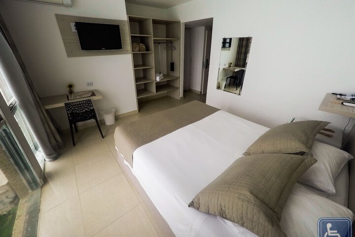 Room 8 of 117