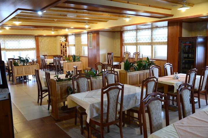 Dining 16 of 35