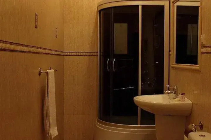 Room 7 of 16