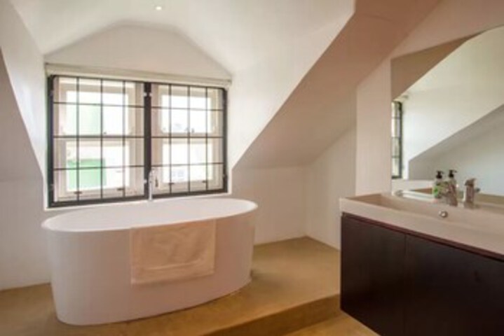 Room 2 of 10