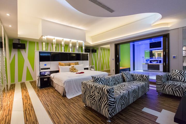 Room 5 of 216