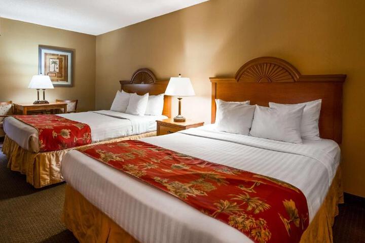 2 Queen Beds - Wireless High Speed Internet, Microwave, Refrigerator Continental Breakf (3 of 7)
