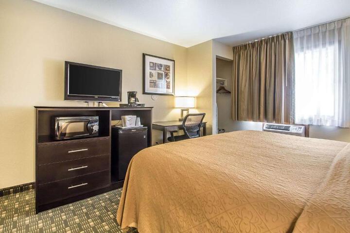 1 King Bed (4 of 11)