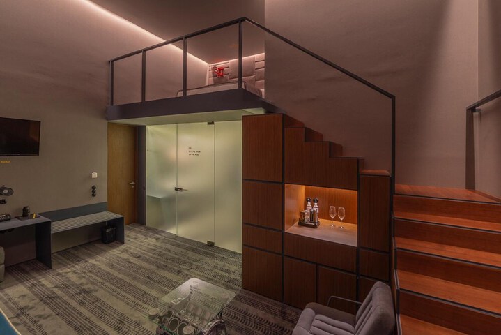Room 13 of 33