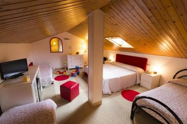 Room 6 of 15
