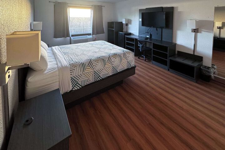 Deluxe Queen Bed (3 of 12)