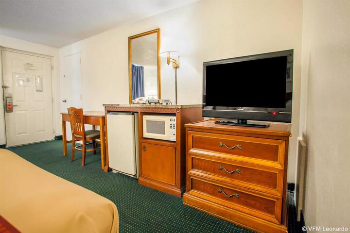 1 Queen Bed (3 of 5)