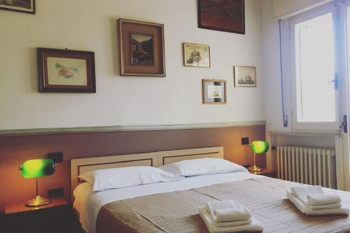 Room 10 of 106