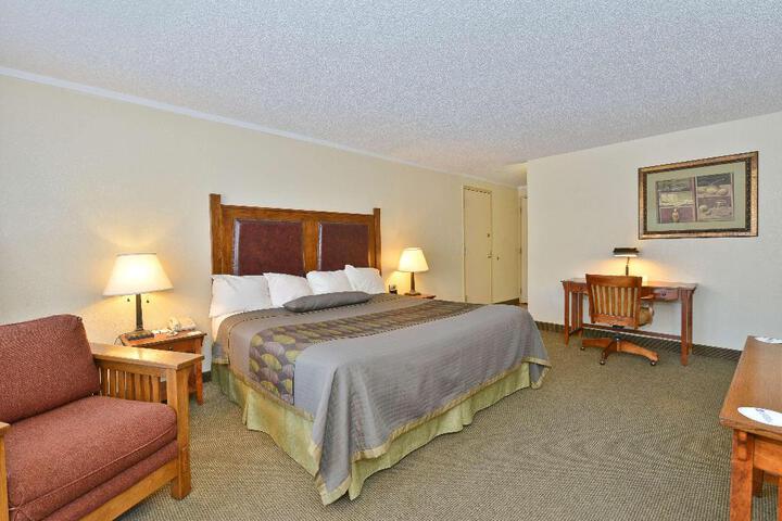 Accessible 1 King Accessible Roll in Shower Work Desk Microwave and Refrigerator WiFi Full Breakfast (5 of 14)
