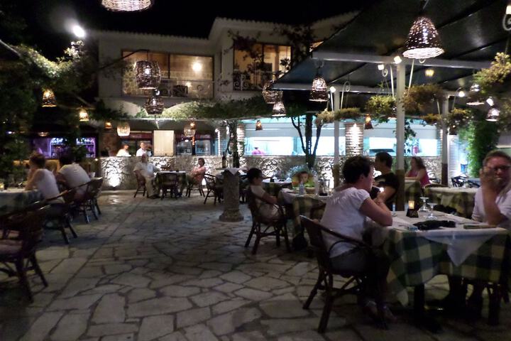 Dining 82 of 100