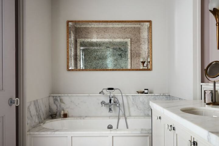 Deep soaking bathtub