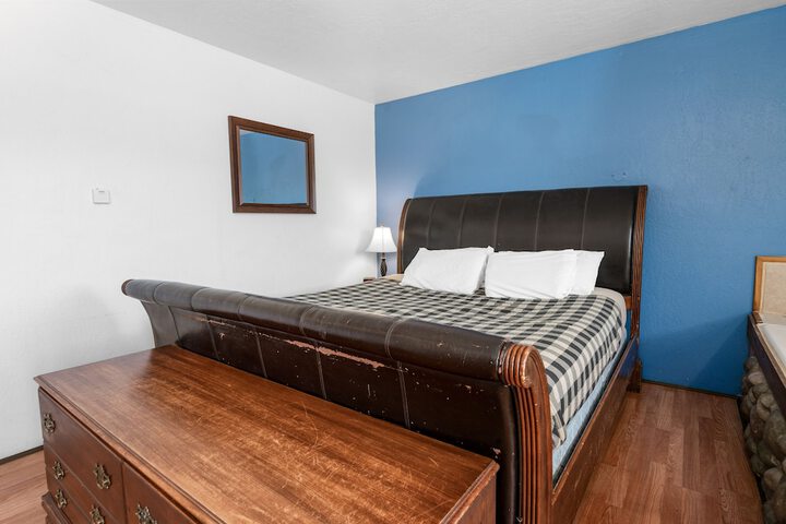 1 King Bed (6 of 28)