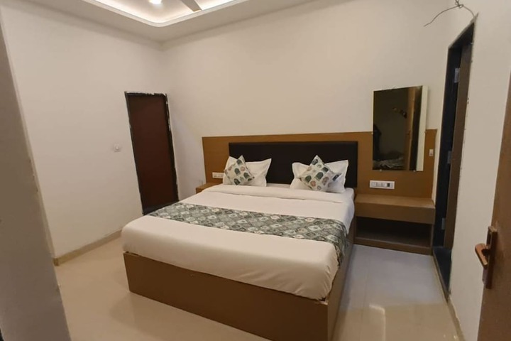 Room 8 of 14