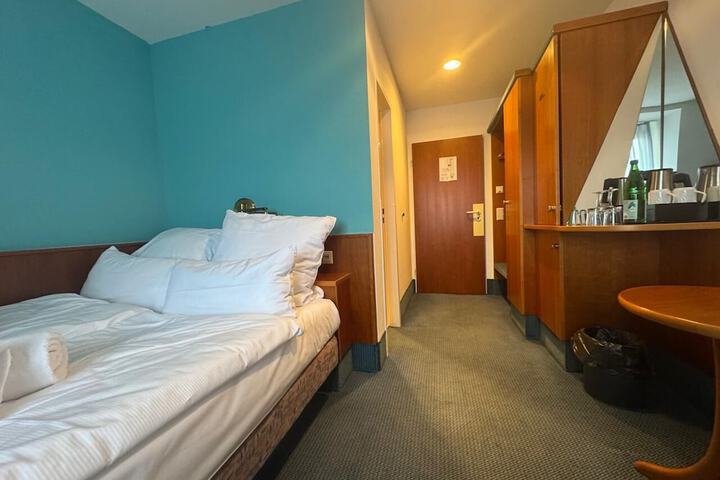 Room 27 of 63