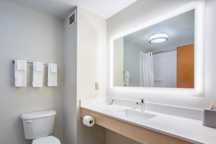 1 King Communications Accessible Roll Shower (18 of 19)