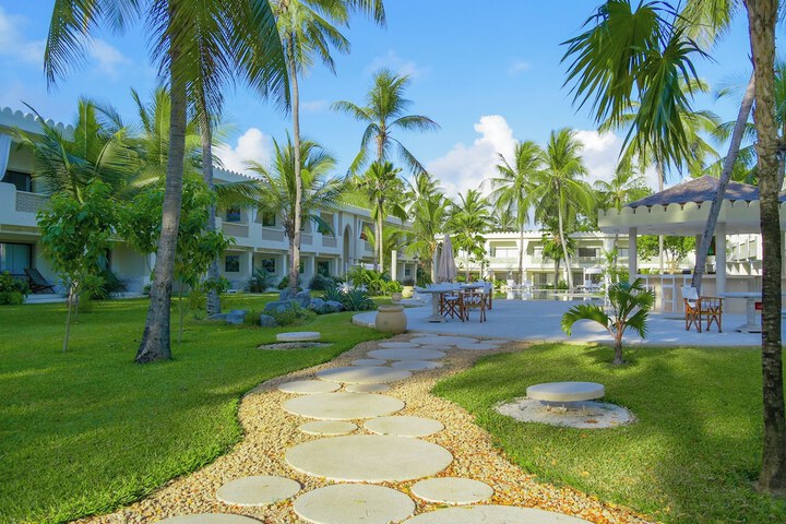 Hotel Exterior 116 of 136