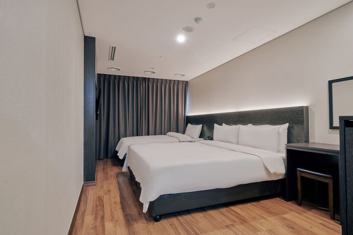 Room 3 of 72