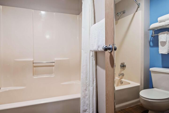 1 King Bed Ground Floor Flat Screen Television High Speed Internet Accessible Microwave (4 of 15)
