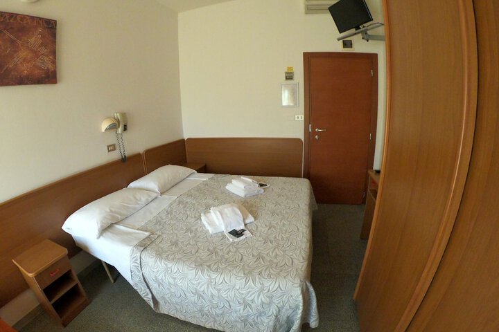 Room 9 of 34