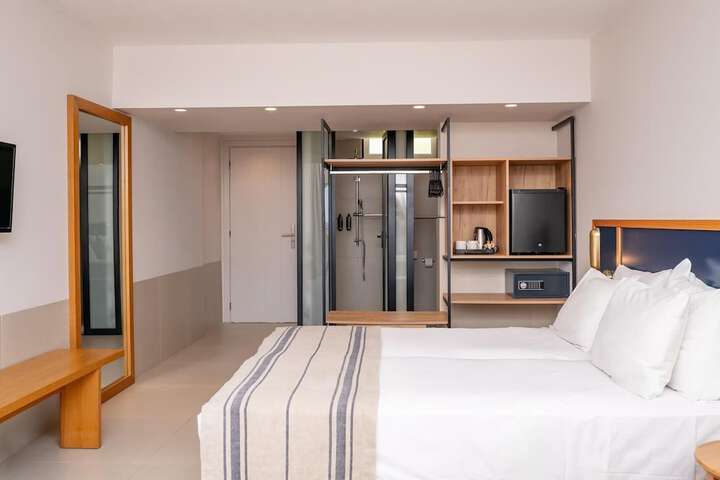 Room 6 of 126