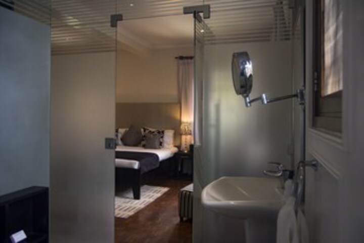 Room 6 of 33