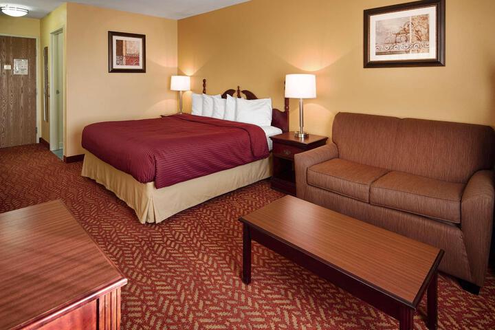 1 King Bed Microwave and Refrigerator WiFi Full Breakfast (7 of 9)