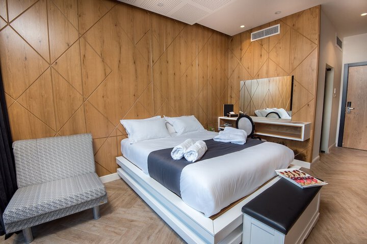 Room 4 of 40