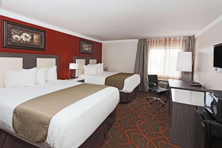 2 Queen Beds (7 of 12)