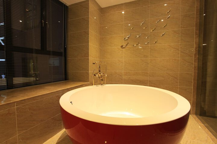 Room 5 of 9