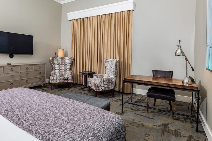 1 King Bed (3 of 22)