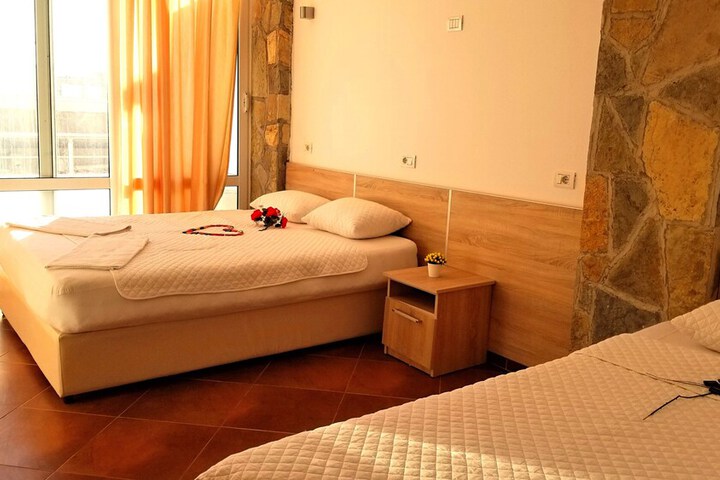 Room 12 of 100