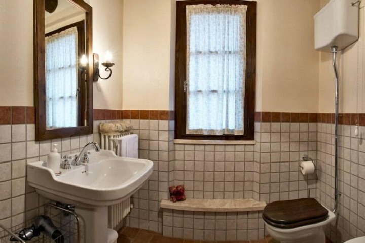 Room 10 of 46