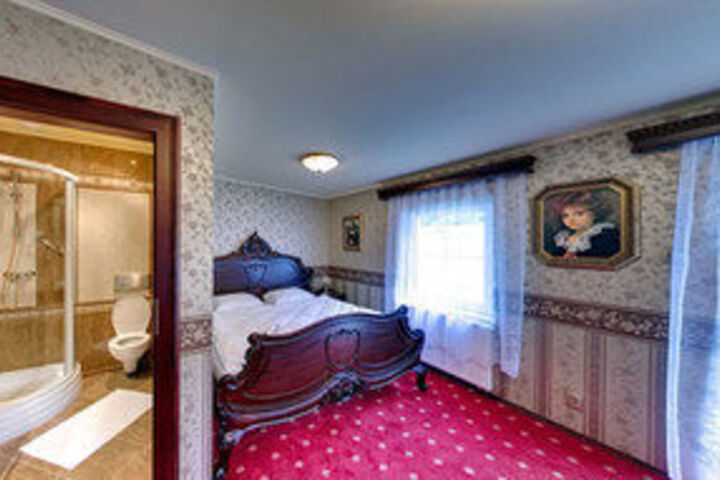 Room 21 of 34
