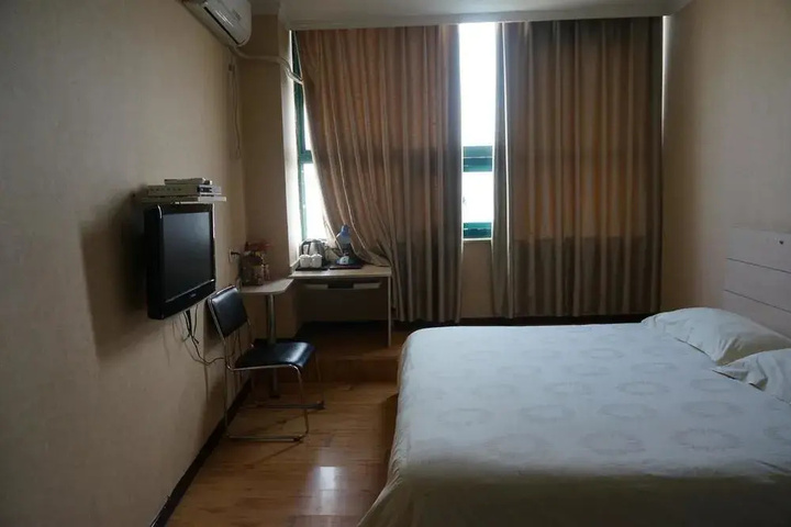 Room 5 of 10