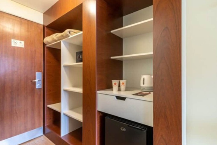 Room 4 of 90
