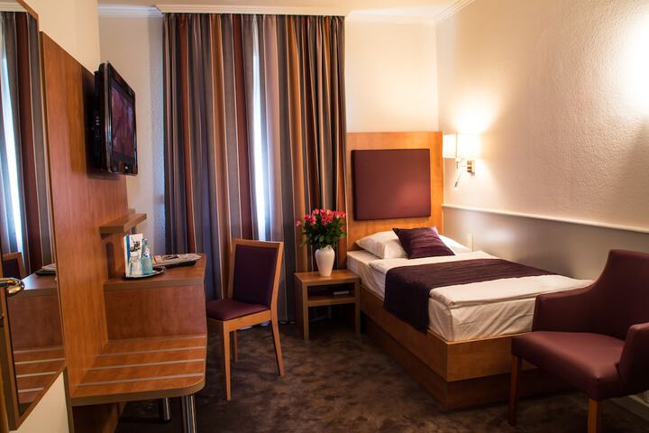 Room 4 of 40