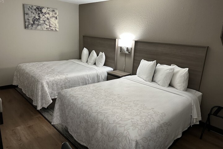 Deluxe 2 Queen Beds (1 of 8)