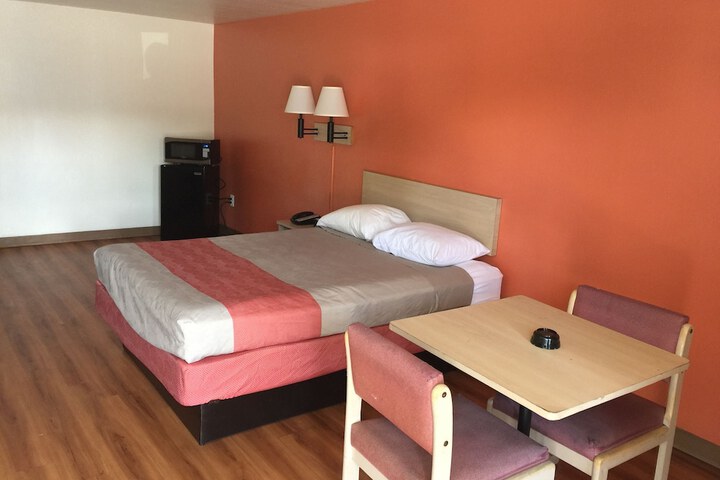 1 Queen Bed (11 of 13)